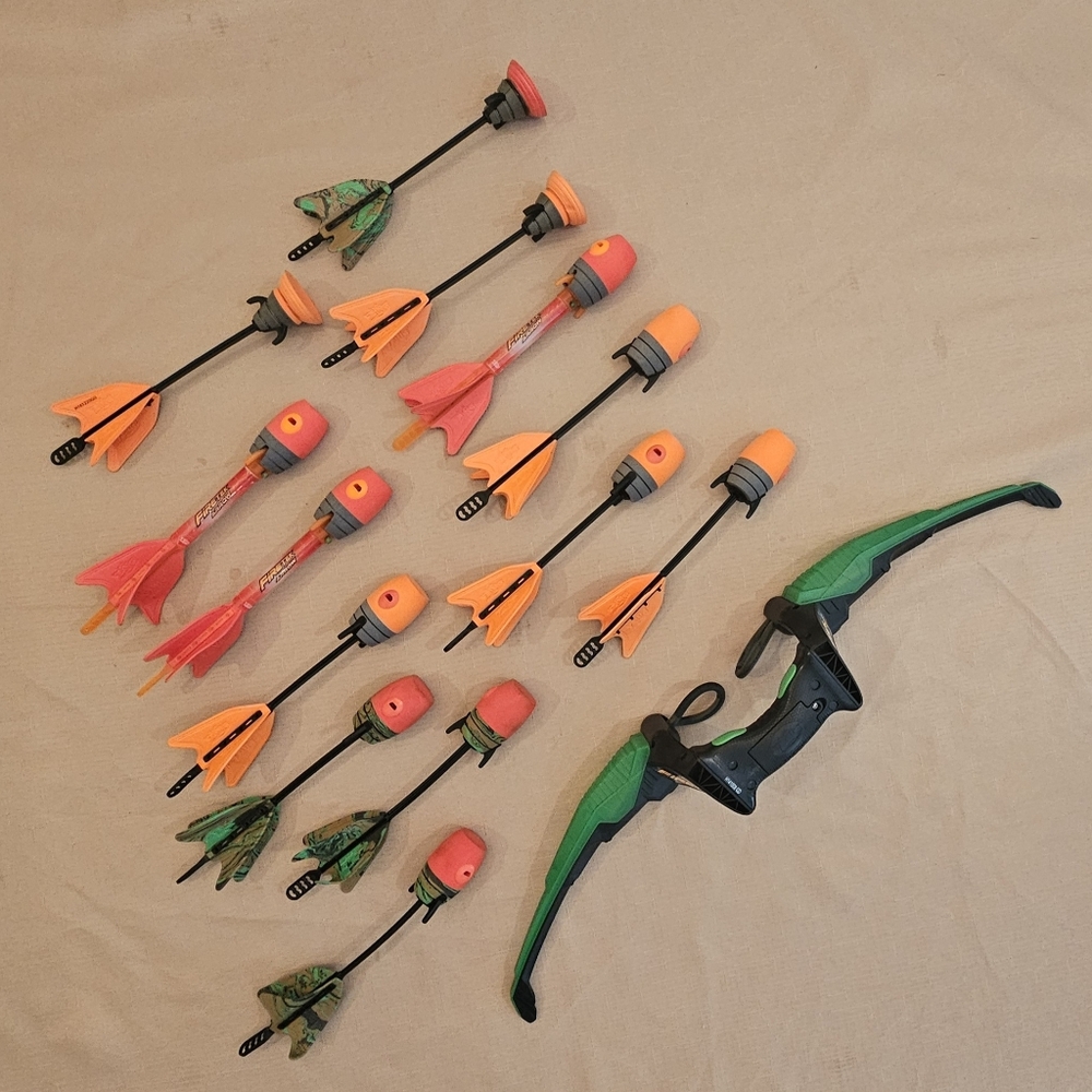 Zing bow-and-arrow set, soft tips and suction cup, whistling arrows, light up!